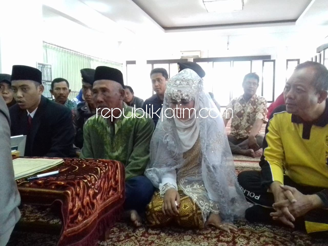 AKAD NIKAH - Kendati terjerat kasus narkoba, Agung Eko Suryono akhirnya menikahi pujaan hatinya, Dyah Mustholifah di Masjid As Shiddiq Polresta Sidoarjo, Sabtu (25/08/2018).