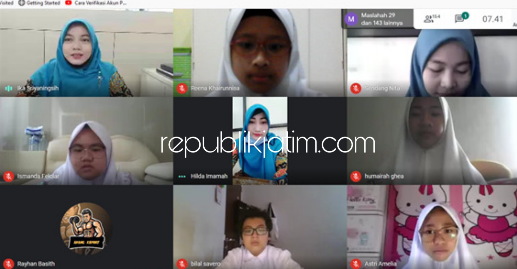 DOA BERSAMA - Ratusan siswa dan siswi Al Muslim menggelar doa bersama atas berpulangnya Plt Bupati Sidoarjo, Nur Ahmad Syaifuddin secara virtual, Selasa (25/08/2020). 