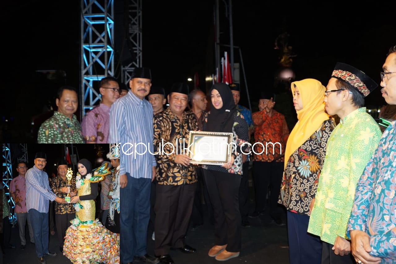 PENGHARGAAN - Bupati Sidoarjo, Saiful Ilah memberikan penghargaan ke Sekolah Adiwiyata Tingkat Kabupaten Sidoarjo dan Duta Lingkungan pada penganugerahan Puncak Peringatan Hari Lingkungan Hidup Sedunia Tahun 2018 di Alun-Alun Sidoarjo, Sabtu (25/08/2018).