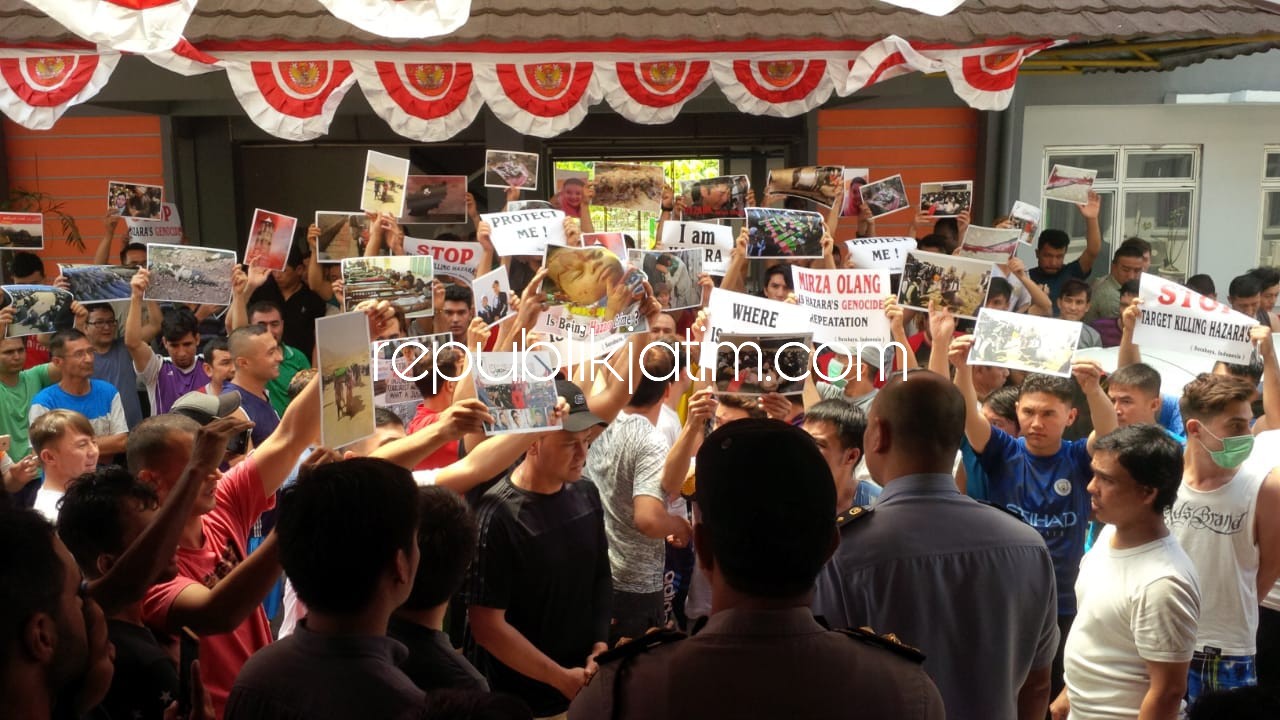 DITOLAK - Petugas IOM dan Dirjen Imigrasi pusat berdialog dengan para Imigran penghuni Rusunawa Puspa Agro Jemundo, Kecamatan Taman, Sidoarjo karena mereka menolak kehadiran 65 imigran dari Rudenim Bangil, Jumat (24/08/2018).