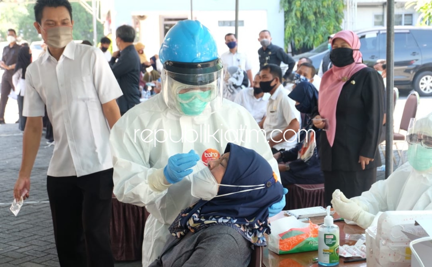 TES SWAB - Sebanyak 49 anggota dan pimpinan DPRD Sidoarjo beserta Sekretariat Dewan (Sekwan) mengikuti tes swab yang digelar di halaman kantor DPRD Sidoarjo sebagai upaya tracing sekaligus pencegahan penyebaran Covid-19, Rabu (26/08/2020).