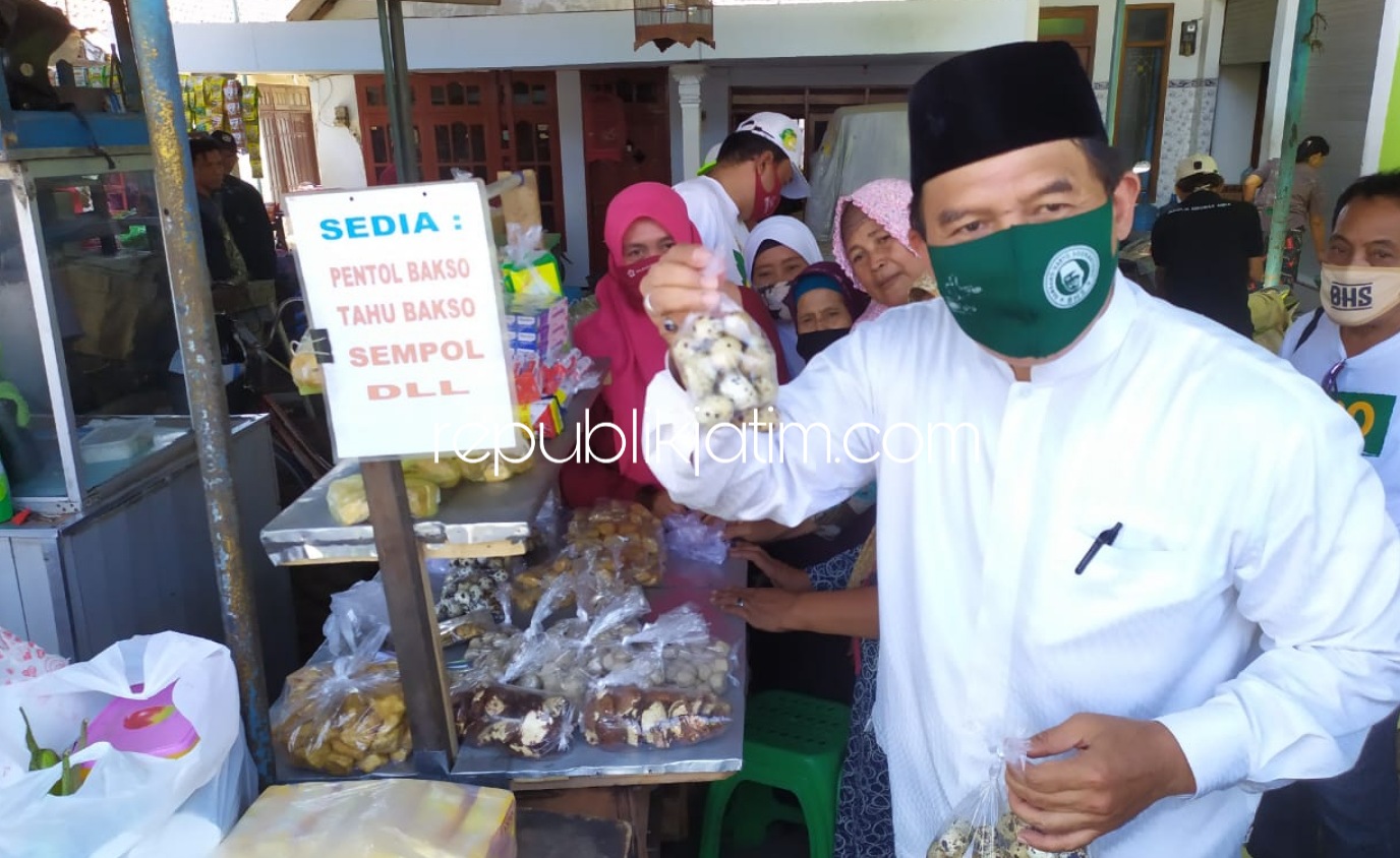 DIALOG - Bacabup Sidoarjo, Bambang Haryo Soekartono (BHS) berdialog dengan pedagang dan pengunjung Pasar Desa Wage, Kecamatan Taman, Sidoarjo untuk menampung aspirasi perbaikan pelayanan di pasar tradisional, Rabu (26/08/2020).