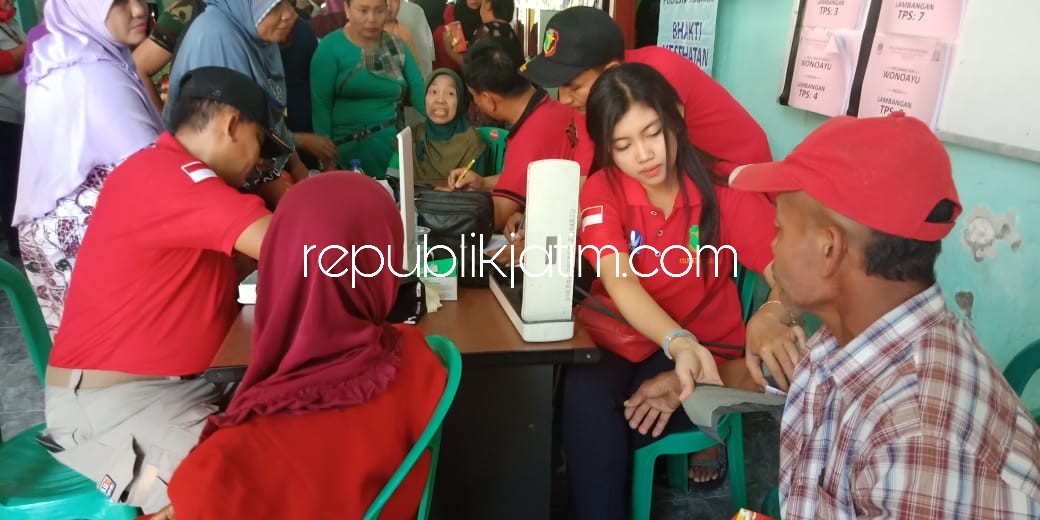 PENGOBATAN - Pemdes Lambangan, Kecamatan Wonoayu bekerjasama dengan AJS dan sejumlah pihak melaksanakan pengobatan dan pembagian sembako gratis bagi lansia, Minggu (26/08/2018).