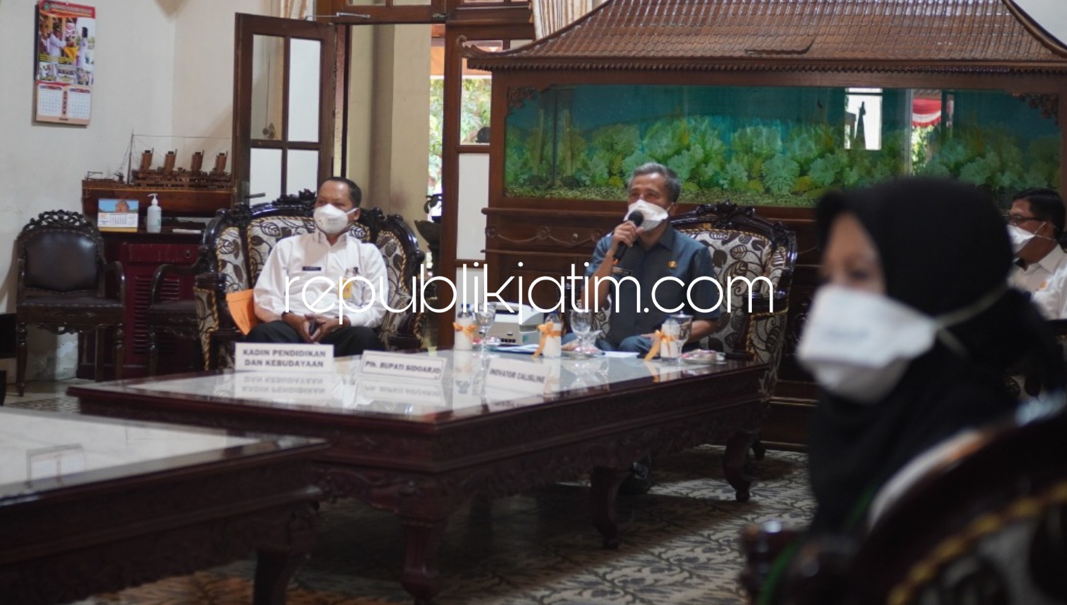 PRESENTASI - Plh Bupati Sidoarjo, Ahmad Zaini memaparkan lewat daring kepada dewan juri terdiri dari akademisi Unair, NGO dan Biro Organisasi Pemprov Jatim soal keunggulan inovasi Calisline di Pendopo Delta Wibawa, Rabu (26/08/2020).