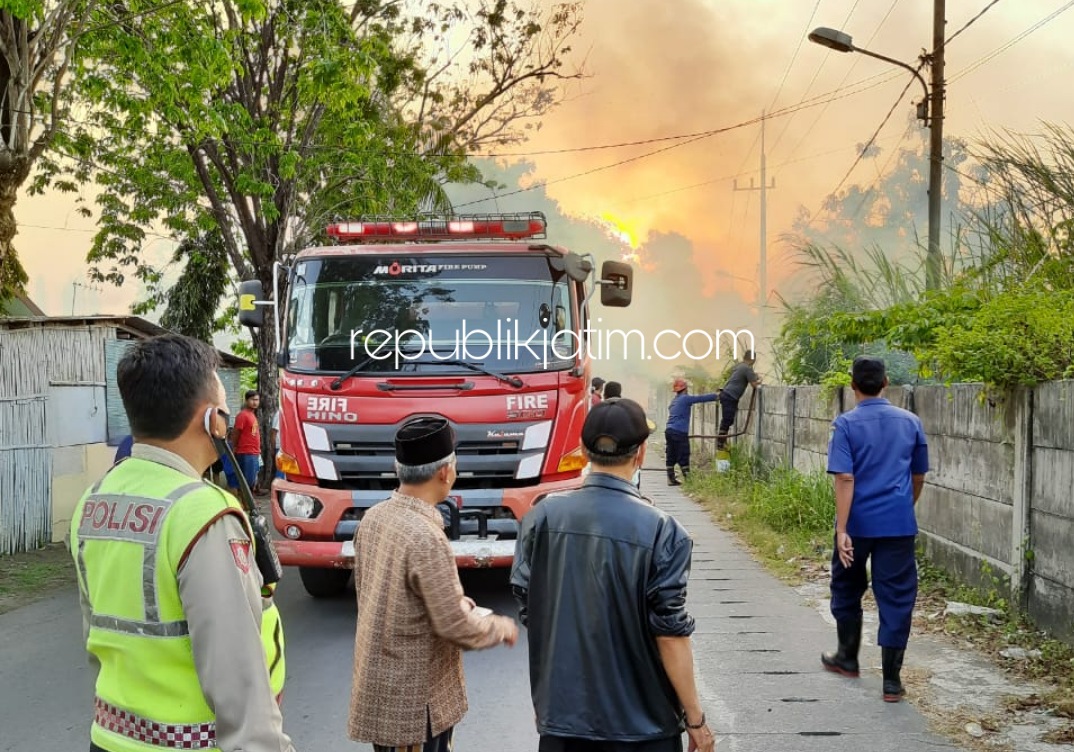 TERBAKAR - Dua unit mobil PMK dibantu Water Canon Pusdik Gasum memadamkan kebakaran lahan kosong milik PPLS di Kelurahan Gedang, Kecamatan Porong, Sidoarjo, Rabu (26/08/2020) sore.