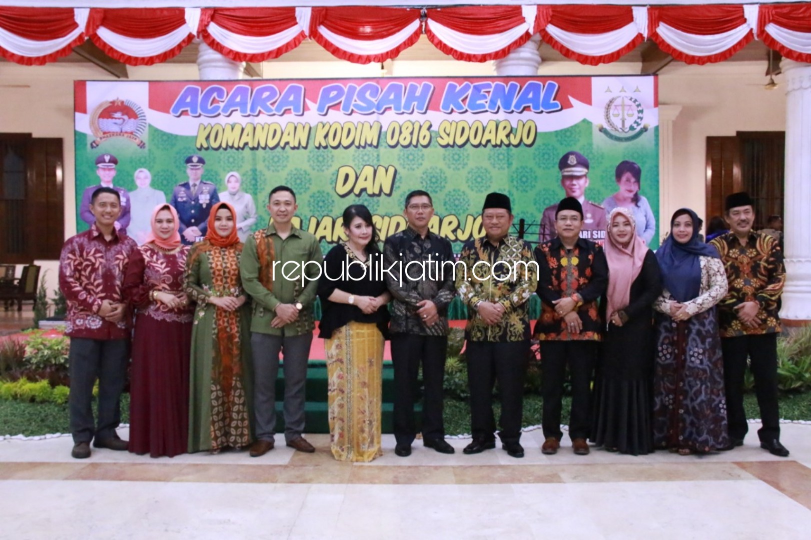 PISAH SAMBUT - Bupati Sidoarjo, Saiful Ilah menyambut kedatangan Kepala Kejari Sidoarjo, Setyawan Budi Cahyono dan Komandan Kodim 0816 Sidoarjo, Letkol Inf Muhammad Iswan Nusi di Pendopo Delta Wibawa, Sidoarjo, Senin (26/08/2019) malam.