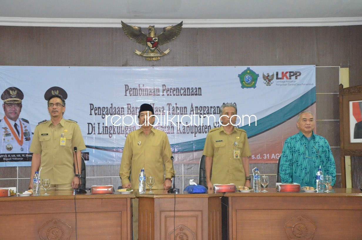 PENGARAHAN - Wabup Sidoarjo, Nur Ahmad Syaifuddin memberikan pengarahan tentang mekanisme pengadaan barang dan jasa ke seluruh OPD di lingkungan Pemkab Sidoarjo, Senin (27/08/2018).