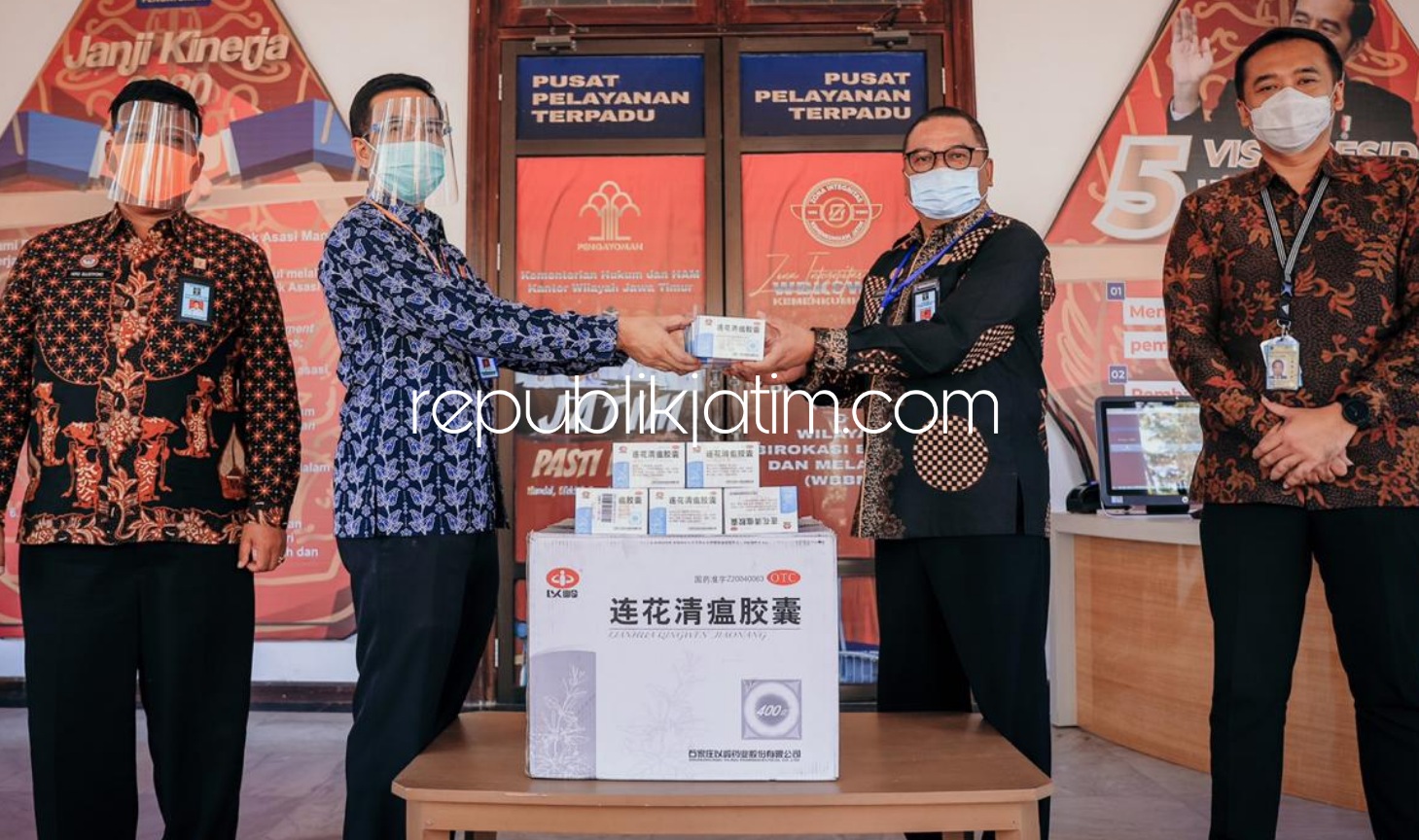 BANTUAN - Kakanwil Kemenkumham Jatim, Krismono didampingi Kalapas Surabaya Gun Gun Gunawan dan Kabid Pembinaan Hero Sulistiyono menerima bantuan berupa 220 kotak obat herbal dari Gubernur Jatim, Khofifah Indar Parawansa, Kamis (27/08/2020). 