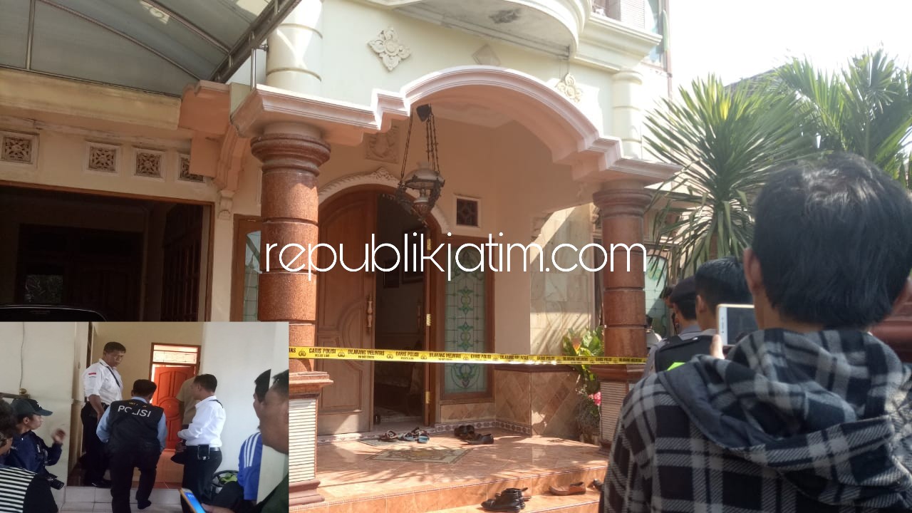 OLAH TKP - Sejumlah anggota Polres Ponorogo sibuk menggelar olah TKP kematian Eko Prayudi (55) di rumah lantai dua JL Ponorogo - Solo, Kelurahan Banyudono, Kecamatan/Kabupaten Ponorogo, Senin (27/08/2018).