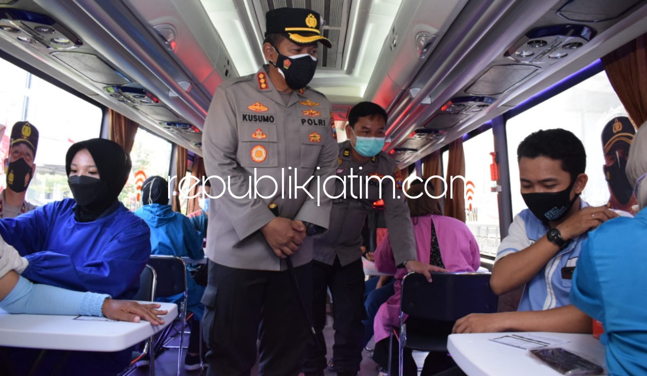 VAKSIN - Kapolresta Sidoarjo, Kombes Pol Kusumo Wahyu Bintoro mengecek Gerai Vaksin Mobile Presisi Merdeka Semeru bagi warga dan penghuni Apartemen Amega Crown Residence, Desa Tambakoso, Kecamatan Waru, Sidoarjo, Jumat (27/08/2021). 