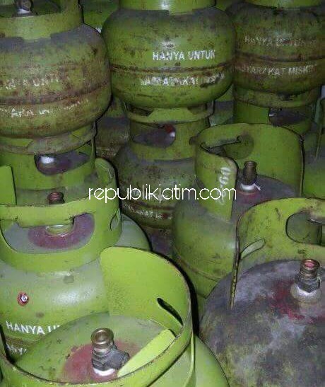 LANGKA - Elpiji tabung 3 kilogram mulai langka di sejumlah kecamatan di Sidoarjo, Selasa (28/08/2018). 