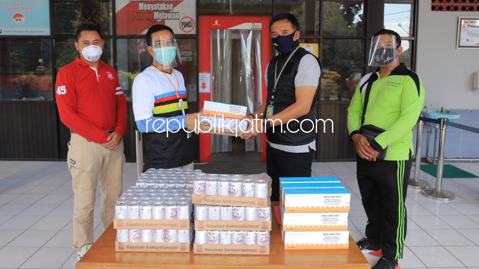 BANTUAN - Lapas Kelas I Surabaya di Porong, Sidoarjo mendapatkan bantuan 250 kaleng susu dan 1.000 tablet multivitamin dari Kanwil Kemenkumham Jatim serta ambulan, Jumat (28/08/2020).