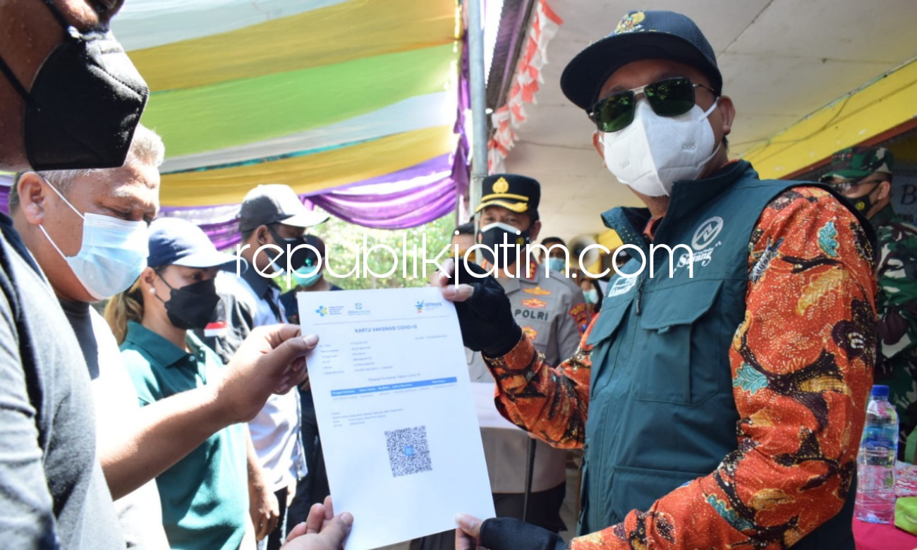 CEK - Bupati Sidoarjo, Ahmad Muhdlor Ali (Gus Muhdlor) dan Forkopimda Sidoarjo mengendarai motor trail mengecek pelaksanaan vaksinasi Covid-19 on the road di kampung terpencil Dusun Kalialo, Desa Kupang, Jabon, Sidoarjo, Sabtu (28/08/2021).