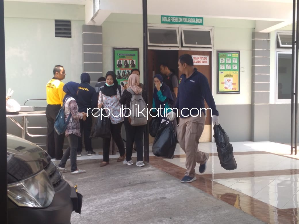 OTOPSI - Tim Forensik Rumah Sakit Bhayangkara Kediri menggekar otopsi jenazah Eko Prayudi di kamar jenazah RSUD dr Hardjono Ponorogo, Selasa (28/08/2018).