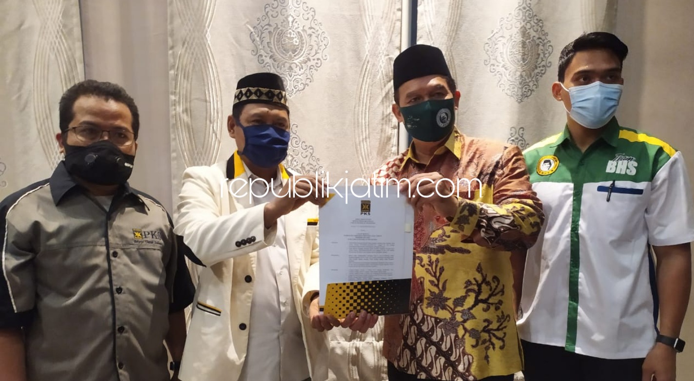 SERAHKAN - Ketua DPD PKS Sidoarjo, Anang Ma'ruf didampingi bendahara menyerahkan Surat Keputusan Rekomendasi kepada Bambang Haryo Soekartono (BHS) sebagai Cabup Sidoarjo di Handayani Herritage, Kamis (27/08/2020) malam.