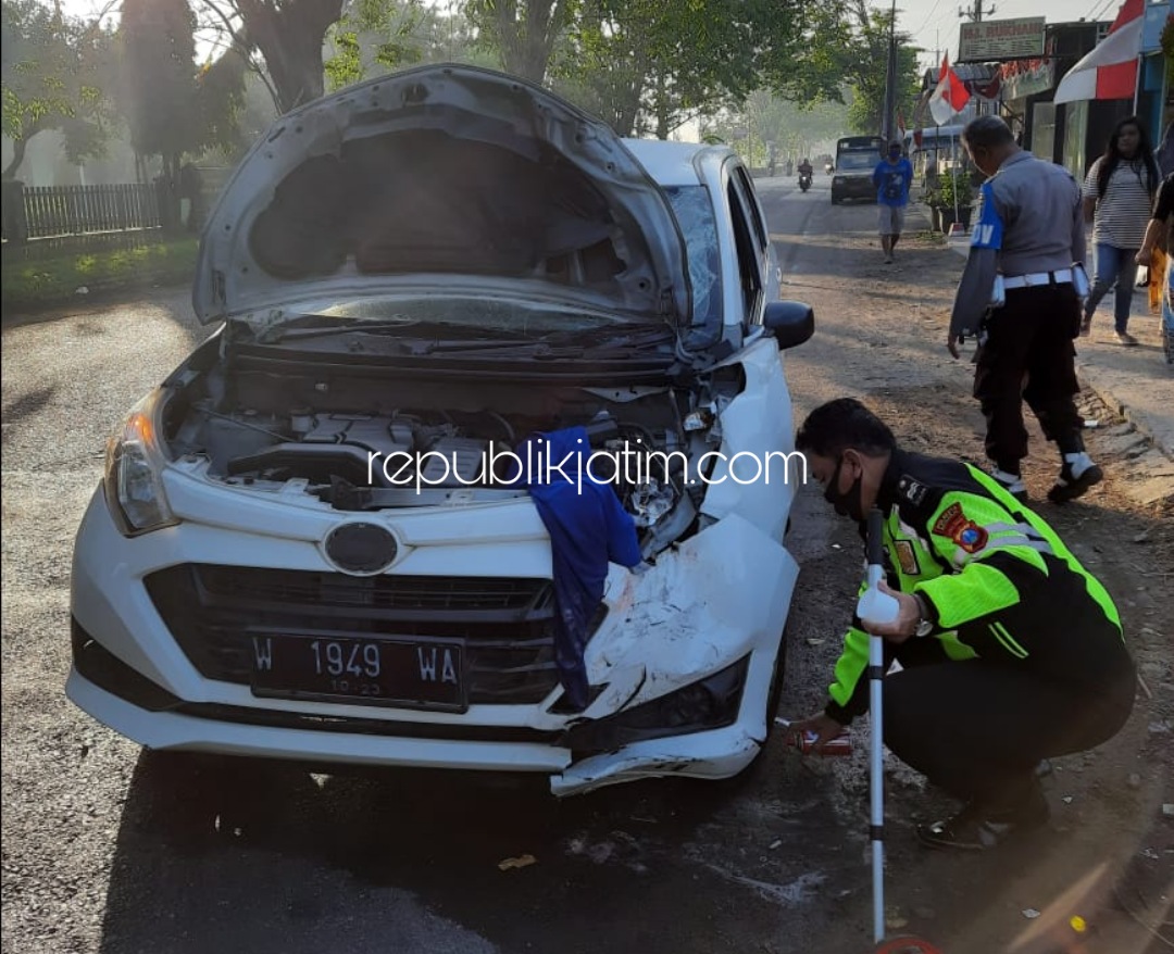 OLAH TKP - Para petugas Unit Laka, Satuan Lantas, Polresta Sidoarjo menggelar olah TKP kecelakaan yang melibatkan mobil dan motor hingga menyebabkan 2 korban tewas di JL Raya Desa Ketimang, Kecamatan Wonoayu, Sidoarjo, Jumat (28/08/2020) dini hari.
