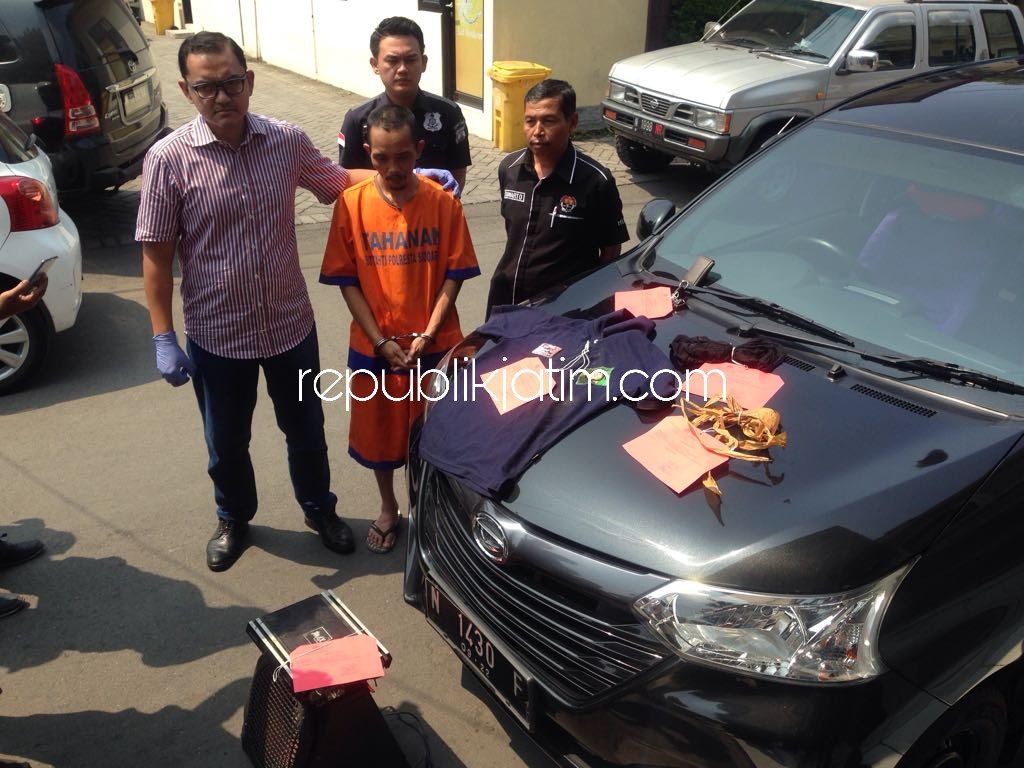 DIRINGKUS - Kasat Reskrim, Polresta Sidoarjo, Kompol Muhammad Harris menunjukkan tersangka P dan barang bukti hasil rampasannya mobil Xenia yang disita polisi, Selasa (28/08/2018).