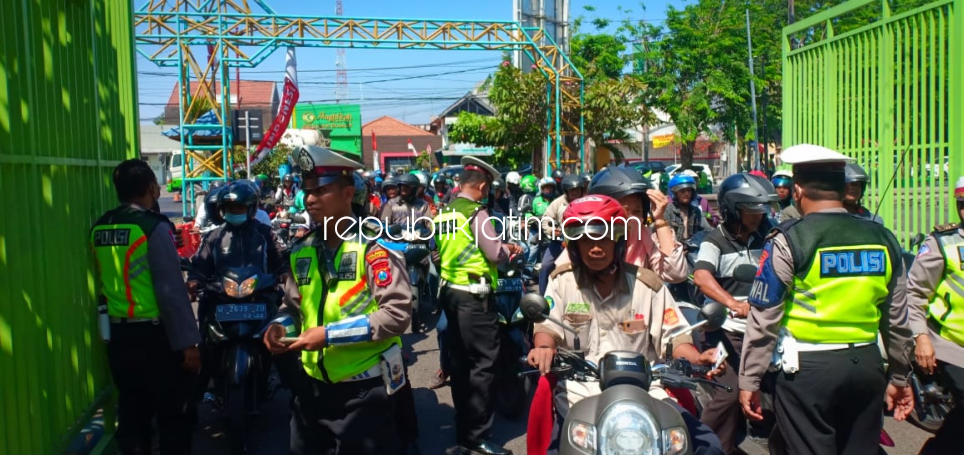 OPERASI - Petugas Satuan Lantas, Polresta Sidoarjoangsung menjaring 250 pelanggar lali saat Operasi Patuh 2019 di JL Pahlawan Sidoarjo termasuk motor yang ditinggal pemiliknya, Kamis (29/08/2019).