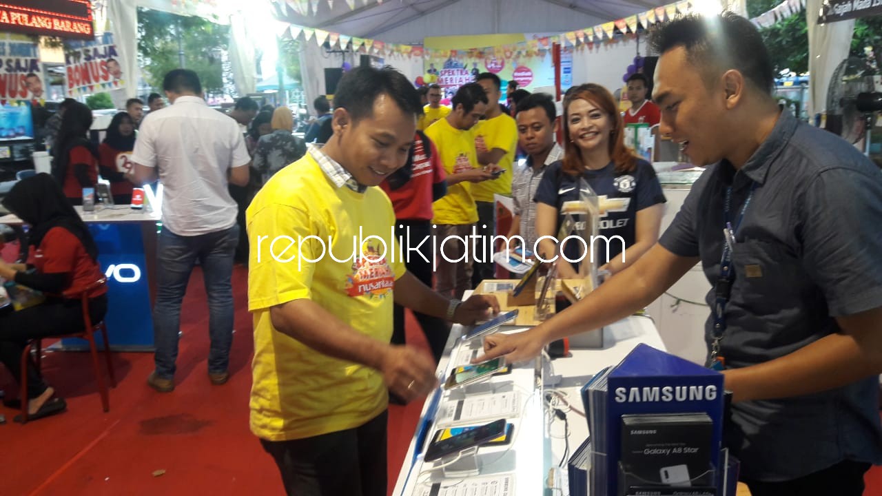 CEK - Marketing Manager Area Jatim I Spektra, Richardo mengecek kondisi penjualan Handphone (HP) atau gadget, barang elektronik dan furnitur yang dijual di Pameran Spektra di Ramayana Mall Sidoarjo yang masih didominasi penjualan gadget, Rabu (29/08/2018)
