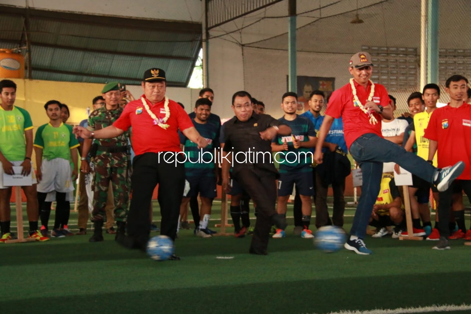 PEMBUKAAN - Bupati, Saiful Ilah, Ketua DPRD Sementara, Usman dan Kapolresta Sidoarjo, Kombes Pol Zain Dwi Nugroho membuka Futsal Cup Kapolresta Sidoarjo di Lapangan Futsal Zuper, Buduran, Sidoarjo, Kamis (29/08/2019) petang.