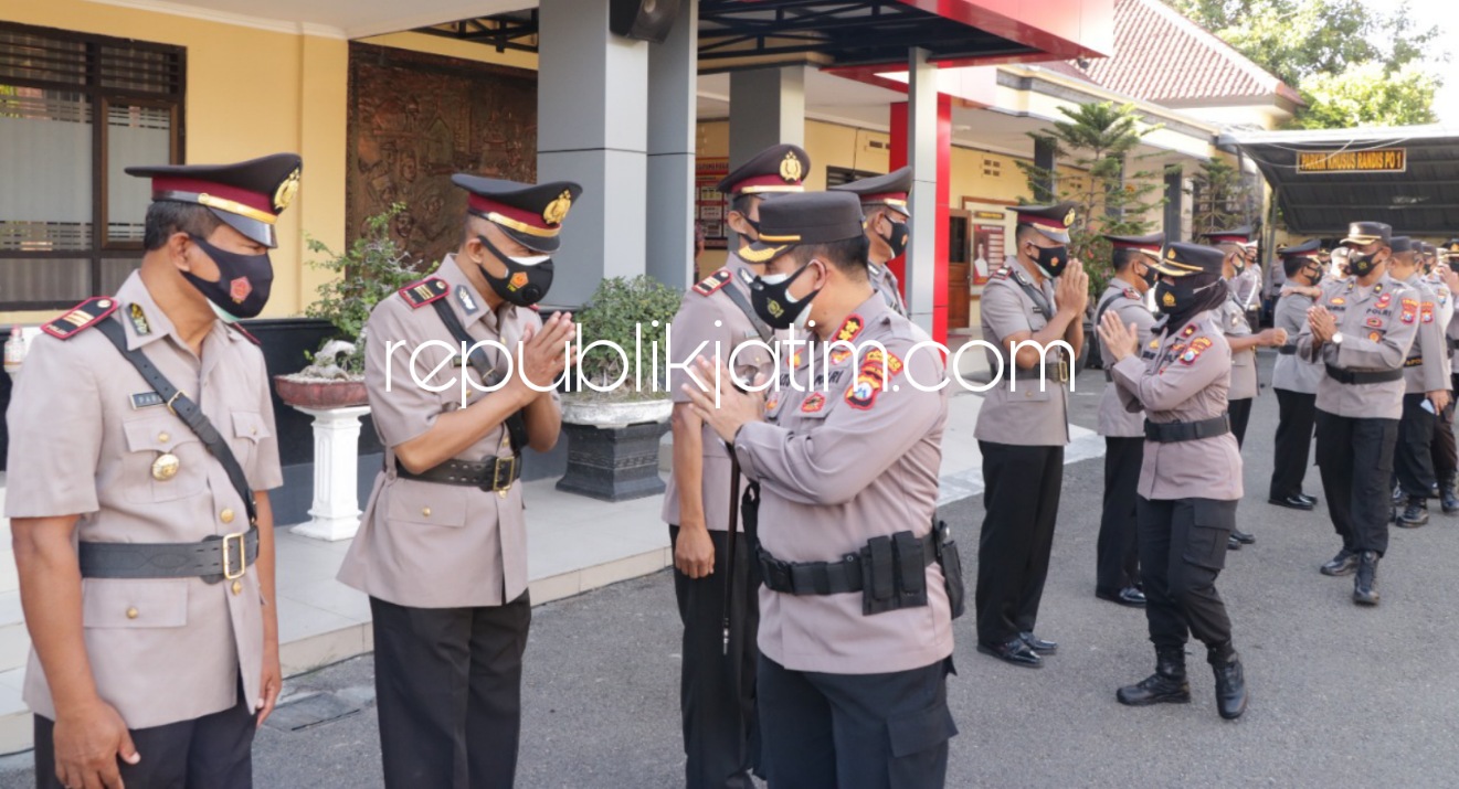 SERTIJAB - Kapolres Ponorogo AKBP Mochamad Nur Azis memimpin langsung sertijab tiga Kasat dan beberapa Kapolsek di halaman Polres Ponorogo, Senin (30/08/2021). 