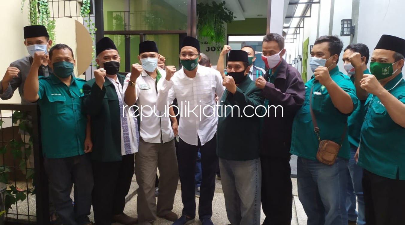 KOORDINASI - Bacabup Sidoarjo, Ahmad Muhdlor Ali (Gus Muhdlor) berkoordinasi dengan 13 Pimpinan Anak Cabang (PAC) PKB se Sidoarjo di Rumah Makan Lesehan Joyo, Taman Pinang Indah, Sidoarjo, Senin (31/08/2020).