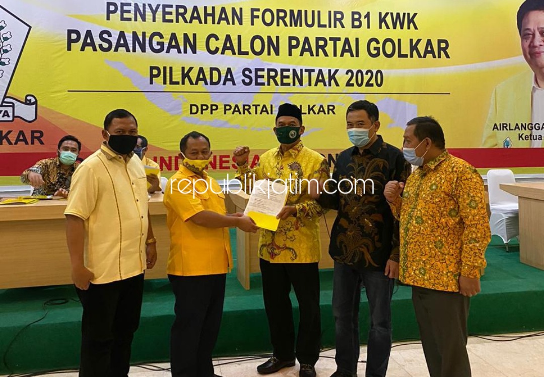 TERIMA - Bacabup Sidoarjo, Bambang Haryo Soekartono (BHS) didamping M Taufiqulbar dan Ketua DPD Partai Golkar Sidoarjo, Warih Andono menerima rekomendasi Partai Golkar di DPP Partai Golkar, Senin (31/08/2020).