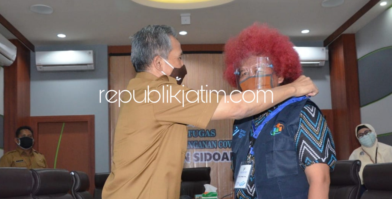 SENSUS PENDUDUK - Plh Bupati Sidoarjo, Achmad Zaini memakaikan rompi dan penyematan Id Card tanda dimulainya sensus penduduk Tahun 2020, Senin (31/08/2020). 