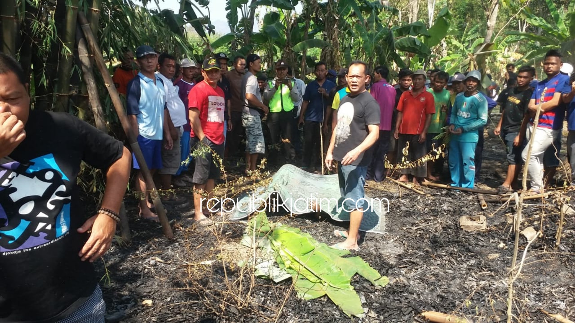 TEWAS - Mbah Jarno (70) warga Dusun Krajan, Desa Ngraket, Kecamatan Balong, Ponorogo tewas terpanggang saat membakar sampah, Sabtu (31/08/2019).