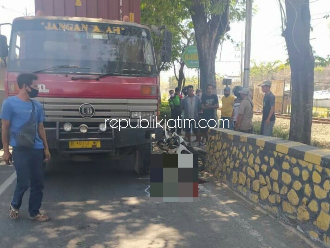 TEWAS - Pengendara motor bernopol L 2606 HG, Andhika Wiratama (19) warga Surabaya terlindas kontainer bernopol W 8713 UP yang dikemudikan Asruka (49) warga Kalianak Barat, Surabaya di JL Raya Desa Tebel, Kecamatan Gedangan, Sidoarjo, Senin (31/08/2020).