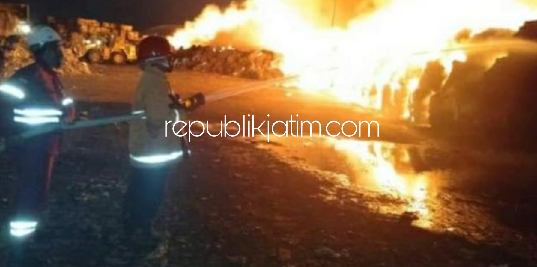 TERBAKAR - Petugas Pemadam Kebakarakan (PMK) dikerahkan untuk memadamkan api yang membakar bahan baku kertas milik PT Tjiwi Kimia di Desa Singkalan, Kecamatan Balongbendo, Sidoarjo, Senin (31/08/2020) petang.