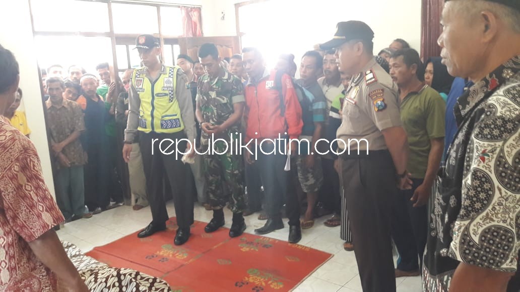 MENDADAK - Jenazah Kadiyo ( 50 ) warga RT 05 RW 04, Dusun Krajan, Desa Gedangan, Kecamatan Ngrayun, Ponorogo ditemukan tewas mendadak di kamar tidurnya sehari usai hajatan pernikahan anaknya, Kamis (30/08/2018). 