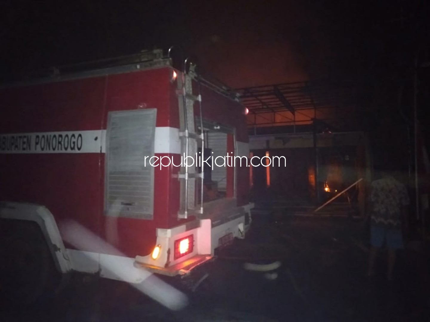 TERBAKAR - Sejumlah mobil PMK berusaha memadamkan api yang membakar rumah milik pasangan suami istri Puji Wiyono (48) dan Surati (42) warga Dusun Krajan, Desa Semanding, Kecamatan Jenangan, Ponorogo, Minggu (01/09/2019) dini hari.