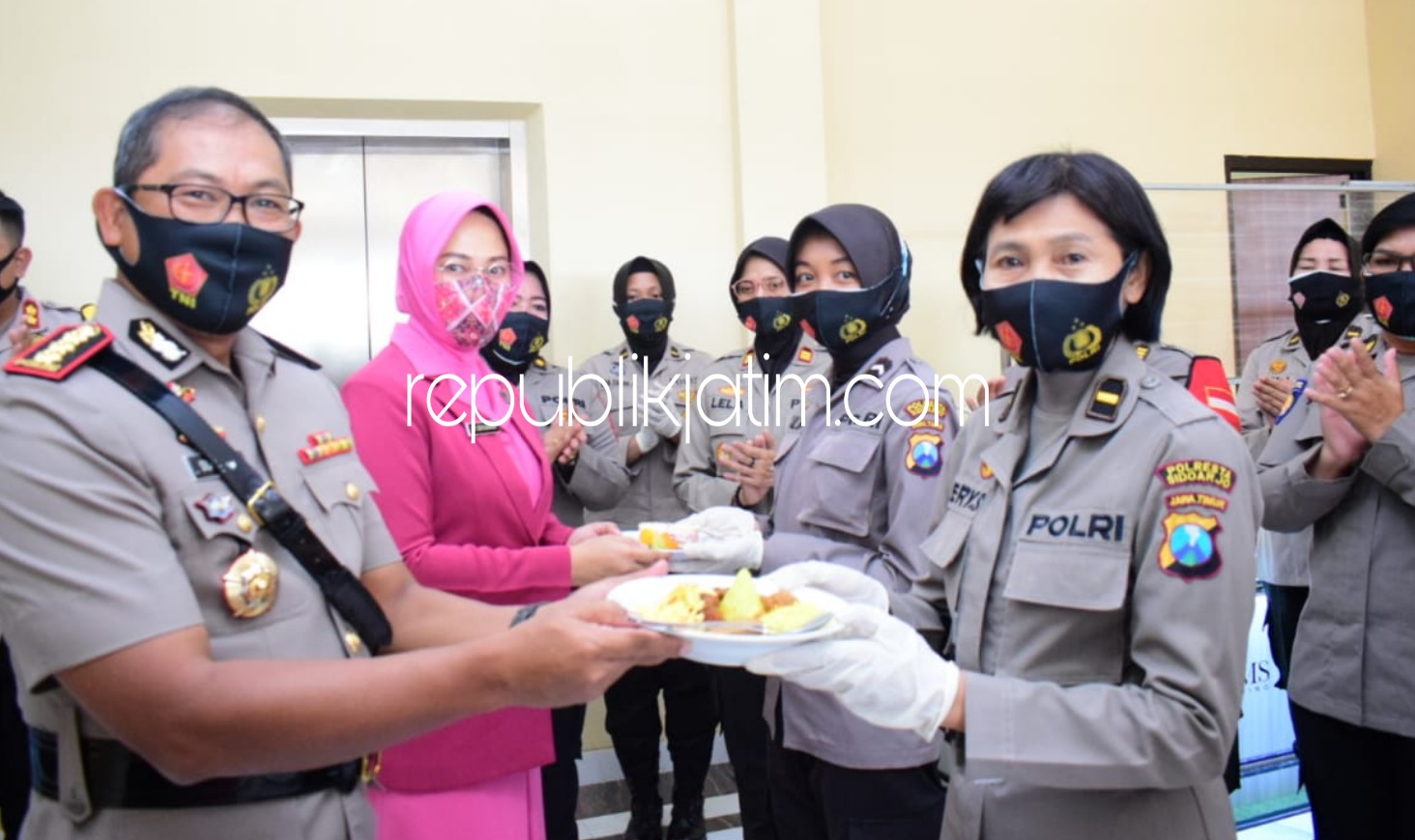 TUMPENG - Kapolresta Sidoarjo, Kombes Pol Sumardji menyerahkan potongan tumpeng kepada salah satu Polwan Polresta Sidoarjo dalam peringatan HUT Polwan ke 72, Selasa (01/09/2020).