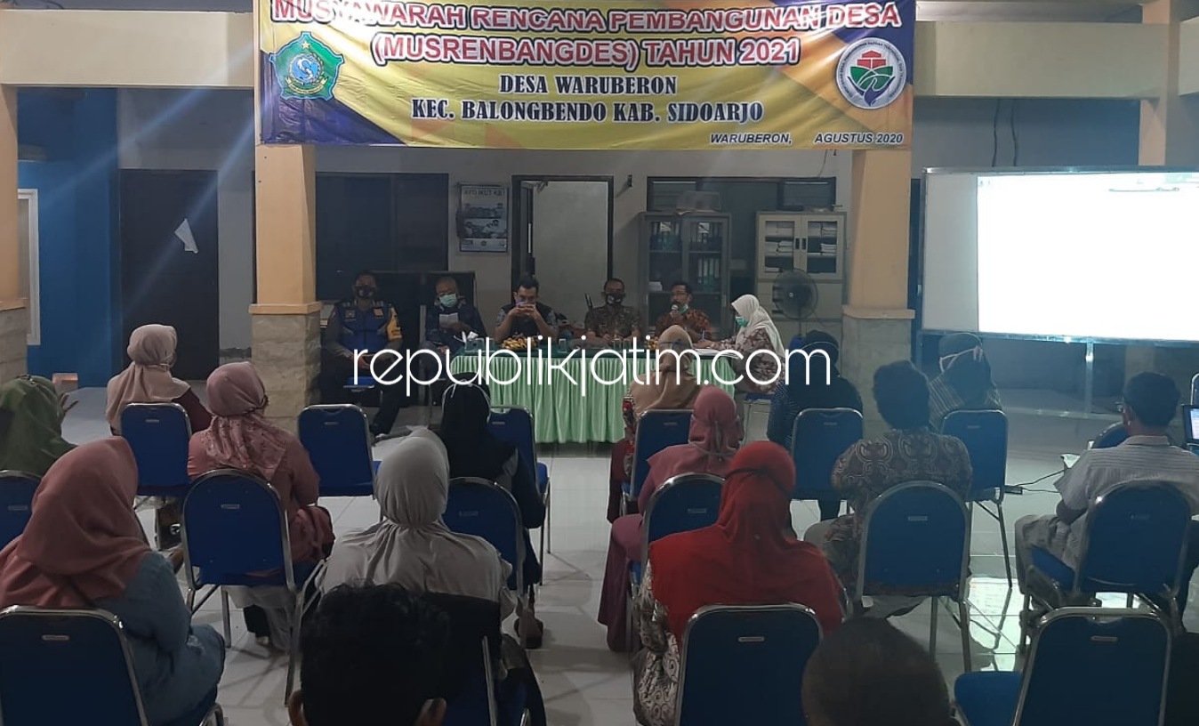 MUSRENGBANGDES - Pemdes Waruberon, Kecamatan Balongbendo, Sidoarjo menggelar Musrengbangdes di pendopo desa setempat dengan mengusulkan pentingnya Lampu Traffic Light, Selasa (01/09/2020) malam.