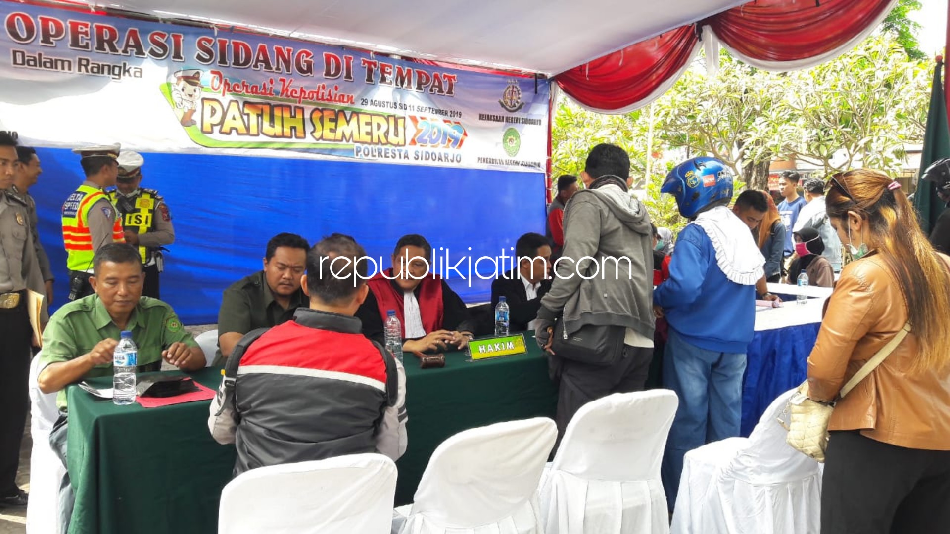 SIDANG - Sebanyak 207 pelanggar lalu lintas mengikuti sidang di tempat saat razia di pintu masuk GOR Sidoarjo, Selasa (03/09/2019).