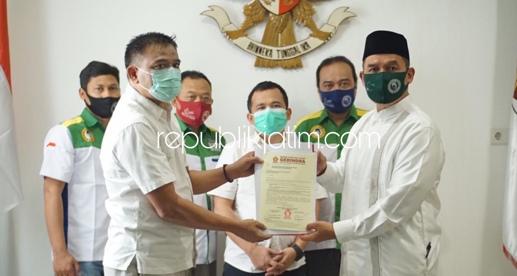 SERAHKAN - Ketua DPC Partai Gerindra, Kayan menyerahkan rekomendasi DPC Partai Gerindra, Kayan menyerahkan rekomendasi untuk Paslon, Bambang Haryo Soekartono (BHS) dan M Taufiqulbar di kantor DPD Partai Gerindra Jatim, Kamis (03/09/2020).