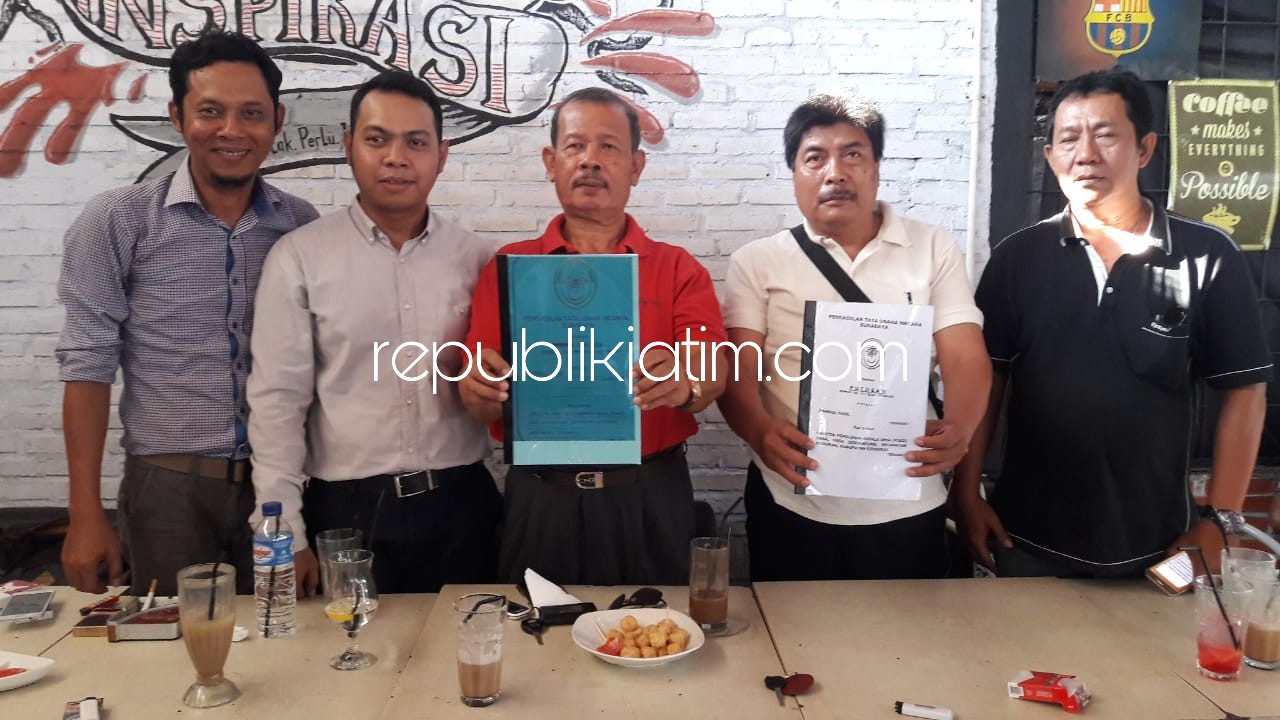 DESAK - Sejumlah tokoh masyarakat (Tomas) dan Cakades Sidokepung, Kecamatan Buduran, Sidoarjo menunjukkan bukti salinan putusan PTUN Surabaya yang memerintahkan pembatalan panitia Pilkades 2018, Senin (03/09/2018).