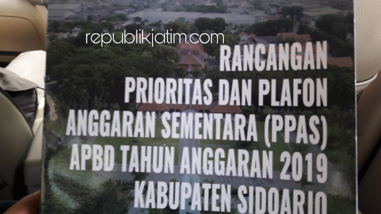 BERSIKAP - Tim Banggar DPRD Sidoarjo memutuskan rencana pembangunan Gedung Terpadu berlantai 17 dengan hasil 5 fraksi menolak, 1 fraksi menyetujui dan 1 fraksi tak bersikap serta RSUD Barat (Krian) dianggarkan Rp 360 miliar, Senin (03/09/2018).