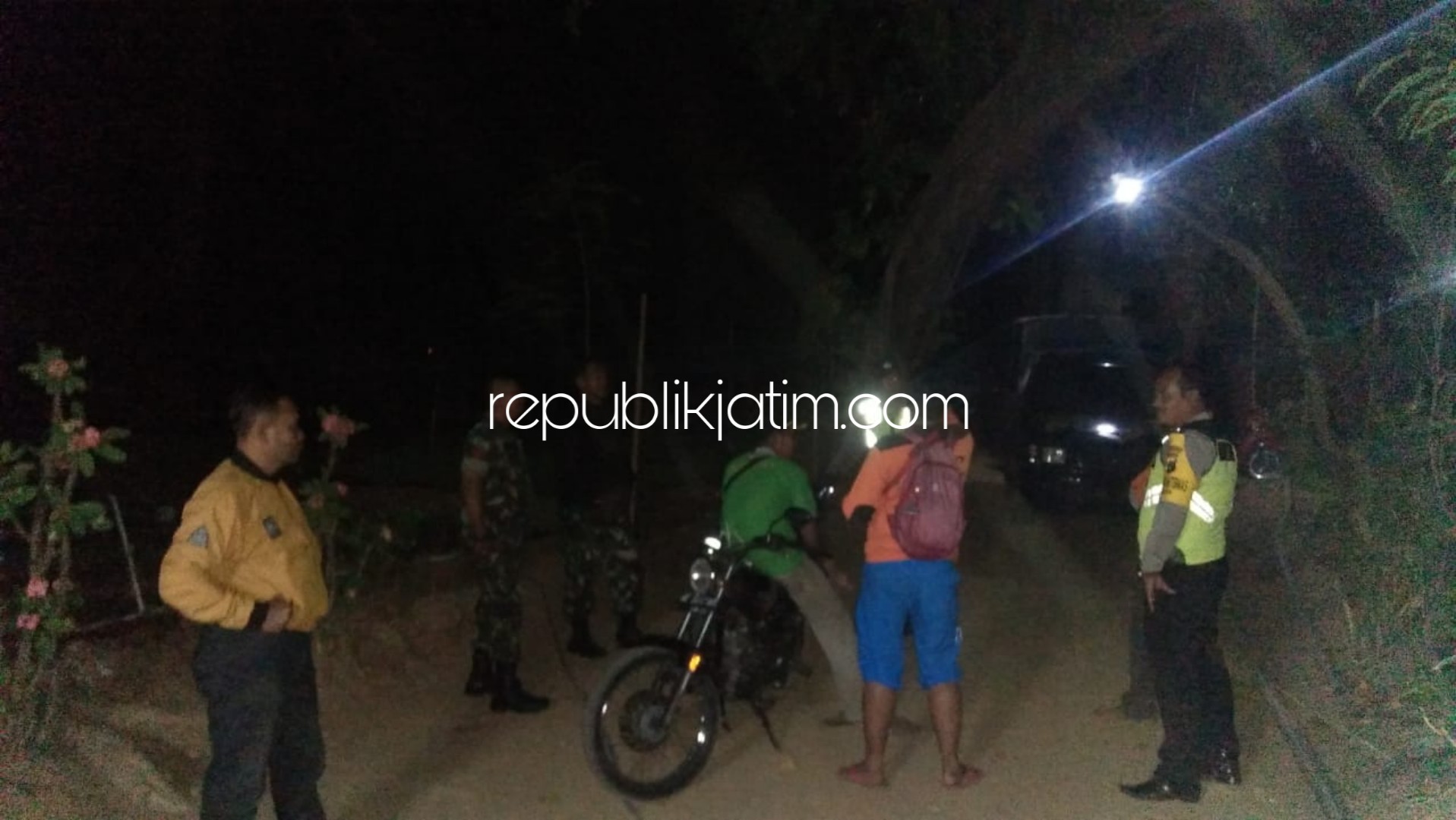 SIAGA - Sejumlah petugas Perhutani bersama warga, TNI dan Polri bersiaga atas terbakarnya Hutan RPH Bungkal, Ponorogo, Senin (02/09/2019) malam.