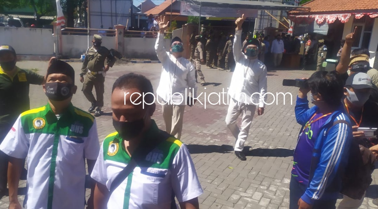 PERTAMA - Paslon Cabup Bambang Haryo Soekartono (BHS) dan Cawabup M Taufiqulbar mendaftar pertama di KPU Sidoarjo dari 3 paslon yang bakal maju di Pilkada Sidoarjo 9 Desember 2020 mendatang, Jumat (04/09/2020).