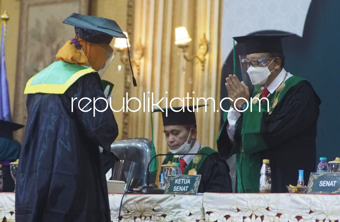 WISUDA - Sebanyak 188 mahasiswa Unusida mengikuti prosesi wisuda keempat yang dilaksanakan di salah satu hotel di kawasan JL Juanda, Sidoarjo, Sabtu (04/09/2021).