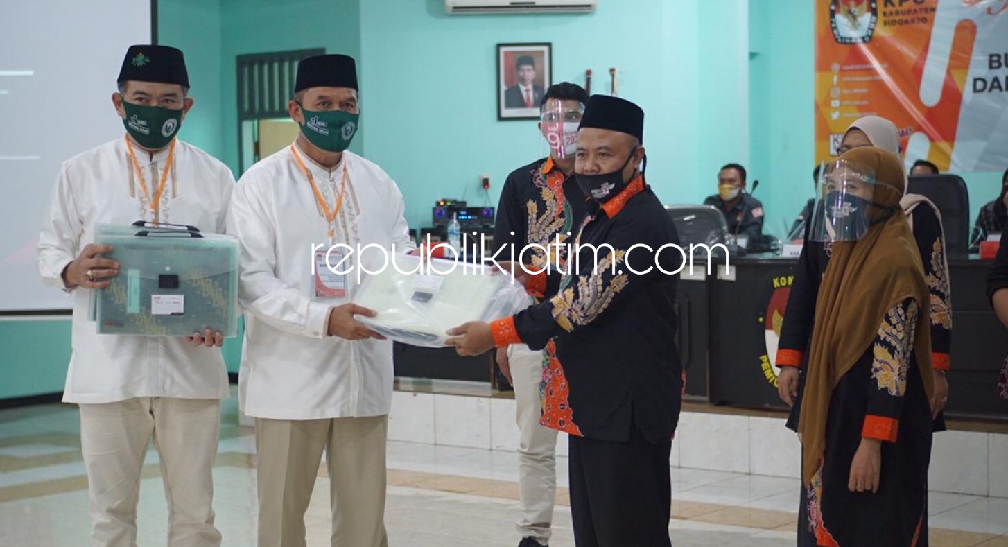 BERKAS - Paslon Bupati Bambang Haryo Soekartono (BHS) dan M Taufiqulbar menyerahkan berkas pendaftaran kepada Ketua KPU Sidoarjo, M Iskak di Aula KPU Sidoarjo, Jumat (04/09/2020).