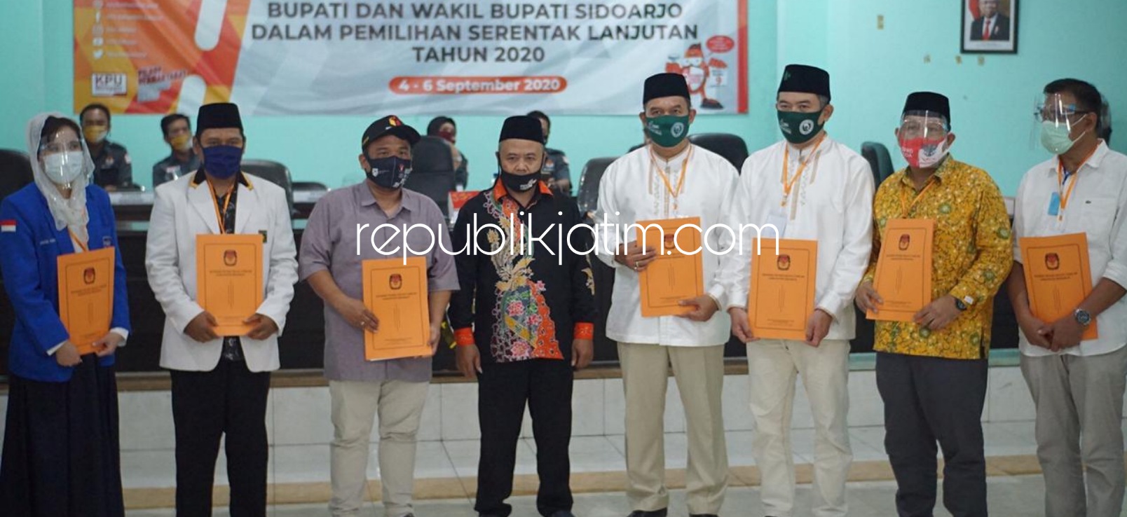 LENGKAP - Ketua KPU Sidoarjo, M Iskak menyerahkan tanda terima berkas Paslon Bupati Bambang Haryo Soekartono (BHS) dan M Taufiqulbar dinyatakan lengkap semuanya dalam hitungan 1,5 jam pendaftaran selesai, Jumat (04/09/2020).