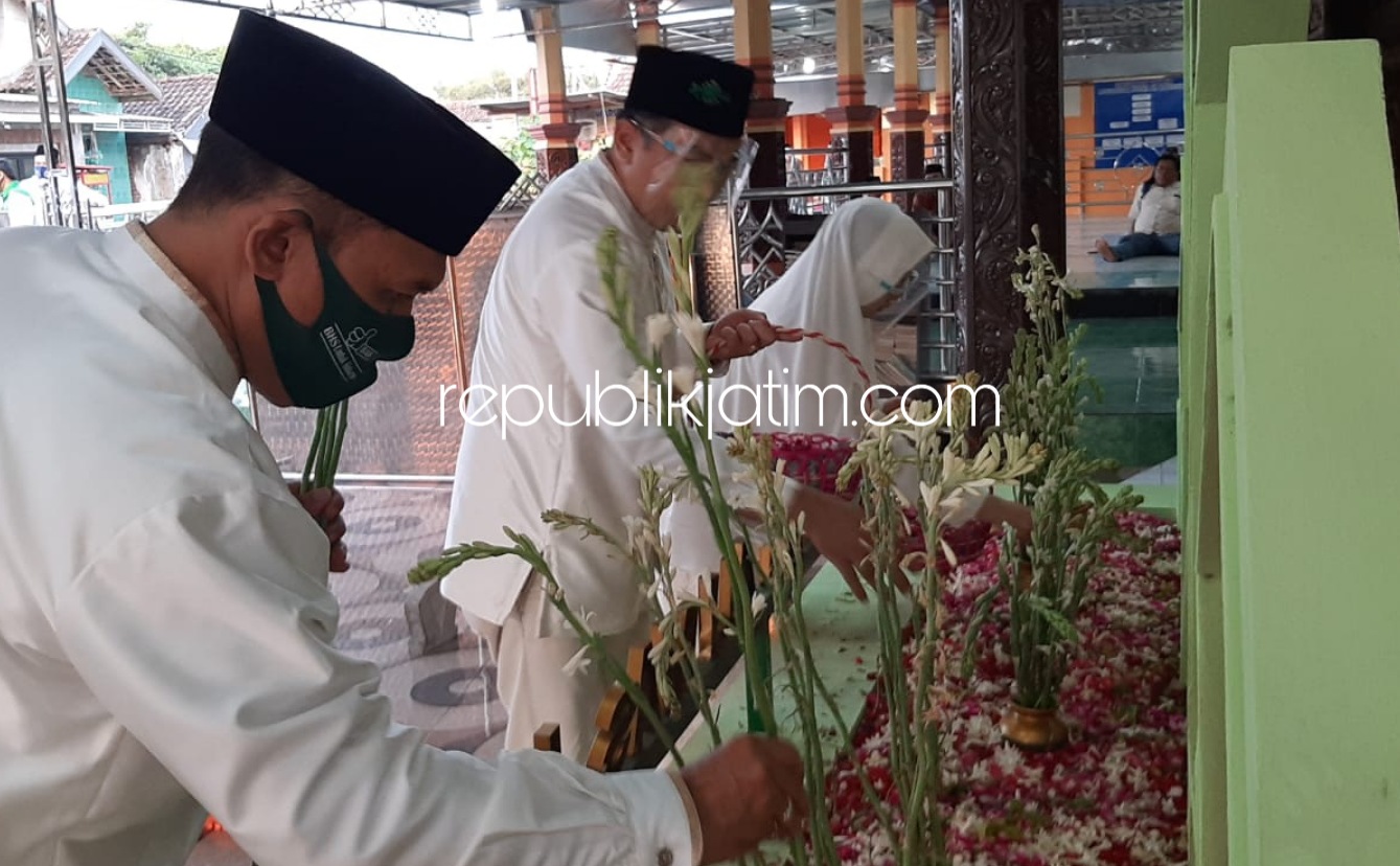 ZIARAH - Paslon Bupati Bambang Haryo Soekartono (BHS) dan Wakil Bupati M Taufiqulbar berziarah ke makam Bupati Pertama Sidoarjo RT Tjokronegoro I dan makam Waliyullah Mbah Ud di Desa Pagerwojo, Kecamatan Buduran, Jumat (04/08/2020) sore.