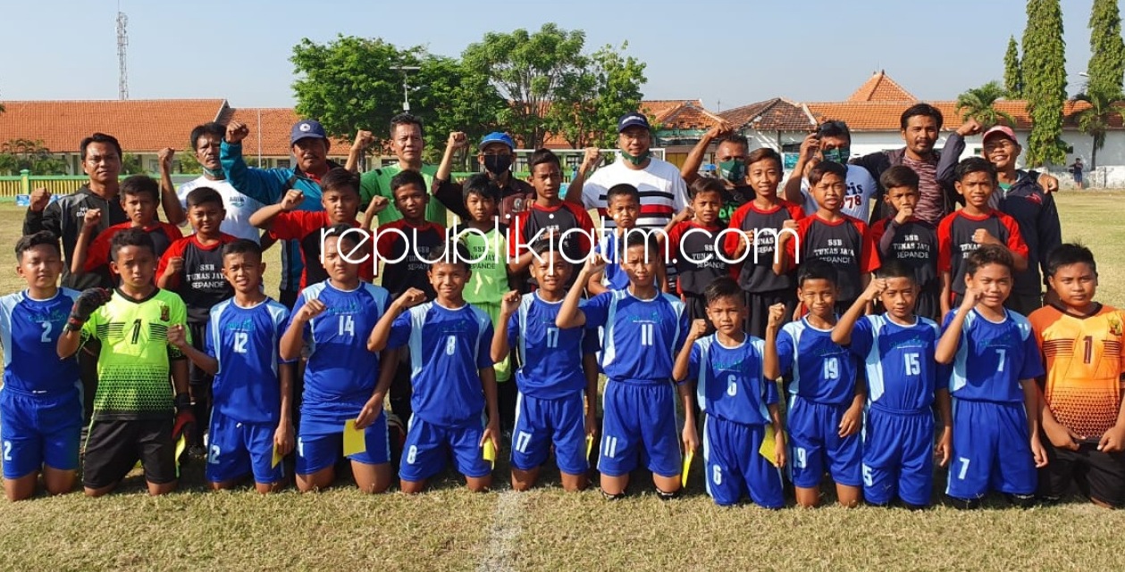 PEMBUKAAN - Bacabup Sidoarjo, Ahmad Muhdlor Ali (Gus Muhdlor) membuka acara turnamen Piala Kemerdekaan di lapangan Desa Kenongo, Kecamatan Tulangan, Sidoarjo, Jumat (04/09/2020).