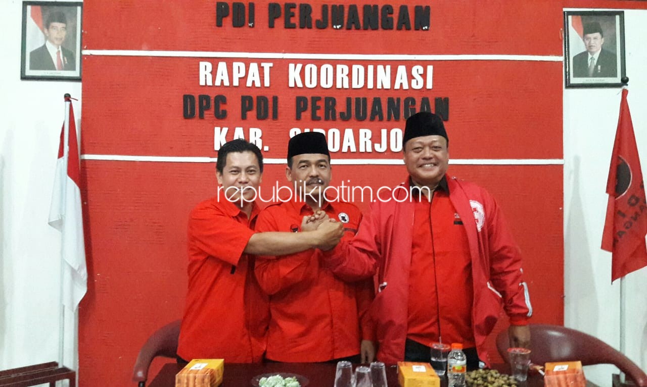 KOMPAK - Sekretaris DPC PDIP Sidoarjo, Samsul Hadi (tak berkopiyah) salam kompak dengan Ketua dan Bendahara DPC PDIP Sidoarjo beberapa waktu lalu.