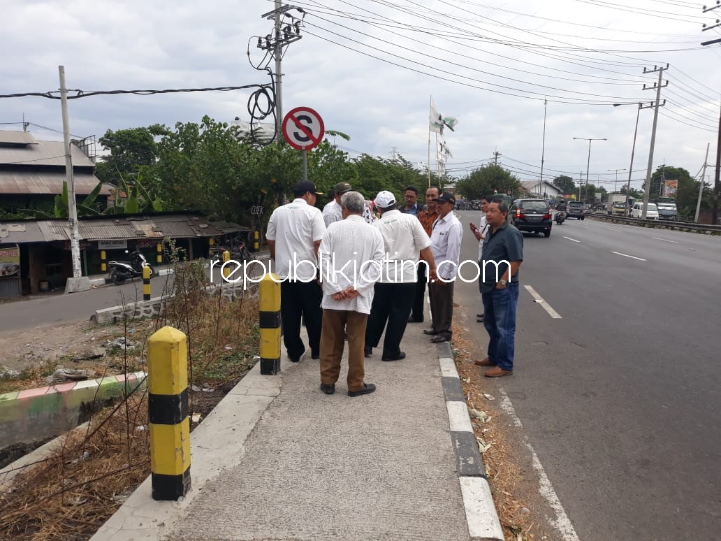 TINJAU - Anggota dan pimpinan Komisi C DPRD Sidoarjo dan Dinas PUPR Pemkab Sidoarjo meninjau kawasan jalan perbatasan Desa Ketagan, Kecamatan Taman dan Desa Bungurasih, Kecamatan Waru untuk memastikan pembangunan JPO, Rabu (05/09/2018).