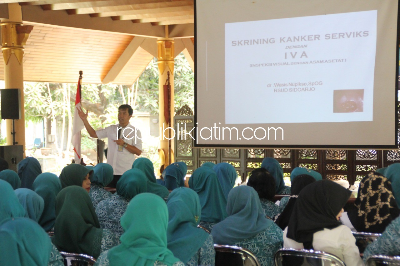 BAHAYA SERVIKS - Narasumber dr Wasis Nupikso, SpOG memaparkan penyakit kanker serviks masih menjadi pembunuh wanita di dunia kepada seluruh anggota TP PKK Sidoarjo, Rabu (05/09/2018).