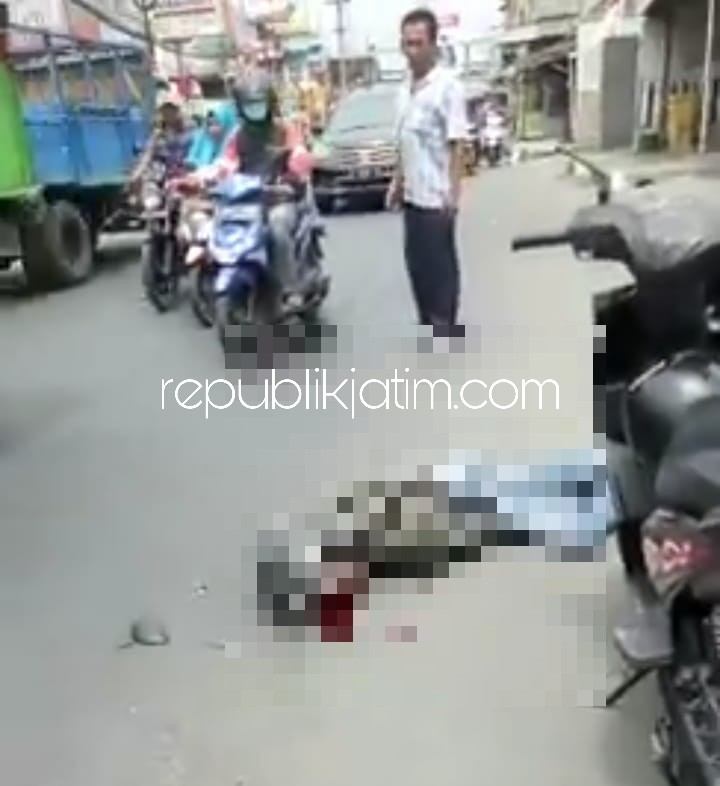 TEWAS - Kondisi korban kecelakaan, Abdul Ghofar tergeletak di JL Raya Tulangan, Sidoarjo pasca ditabrak truk lawannya, Rabu (05/09/2018).